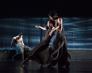 Members of Beijing Dance LDTX performing Sorrowful Song. Photographer: Wu Yi-Chun.